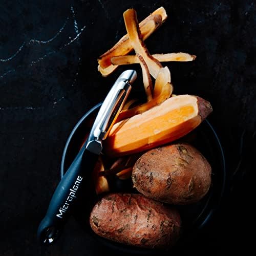 Microplane Stainless Steel Professional Swivel Peeler, Sharp Blade for Effortless Peeling of Hard Fruits and Vegetables, Kitchen Peeler for Home Cooks and Professional Chefs